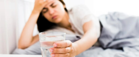 женщина с симптомами алкоголизма